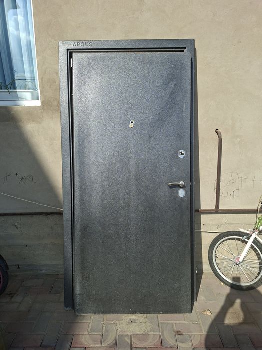 Продам дверь металлическую