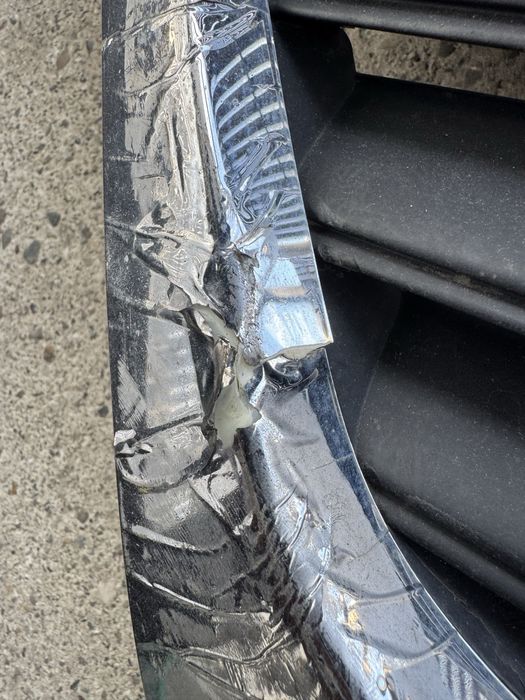 Grila centrala bara fata radiator vw passat b6 fisurata cu defect