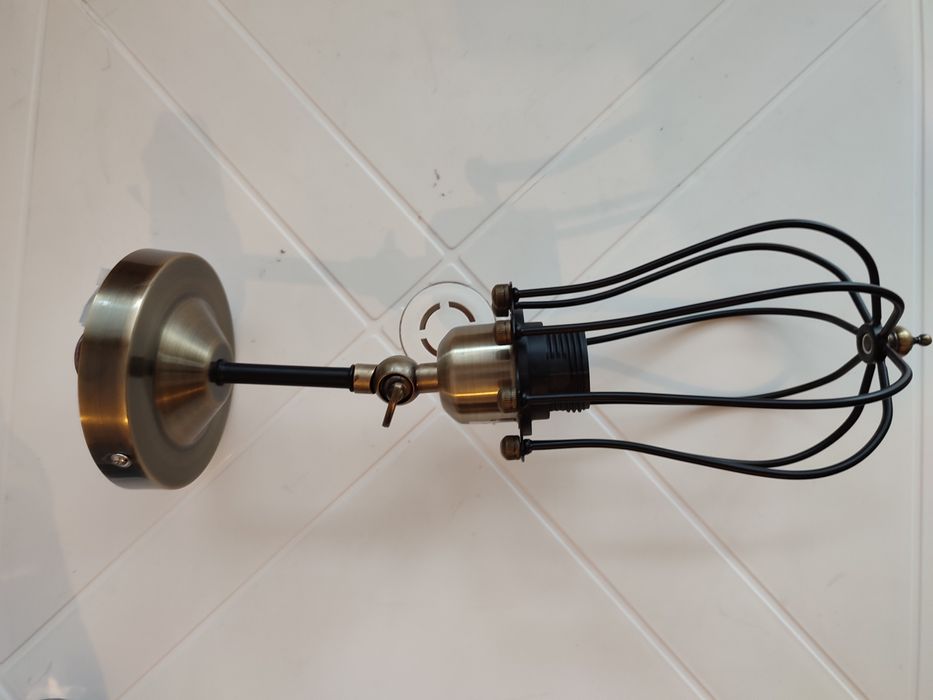 Aplica perete cât și tavan lustre