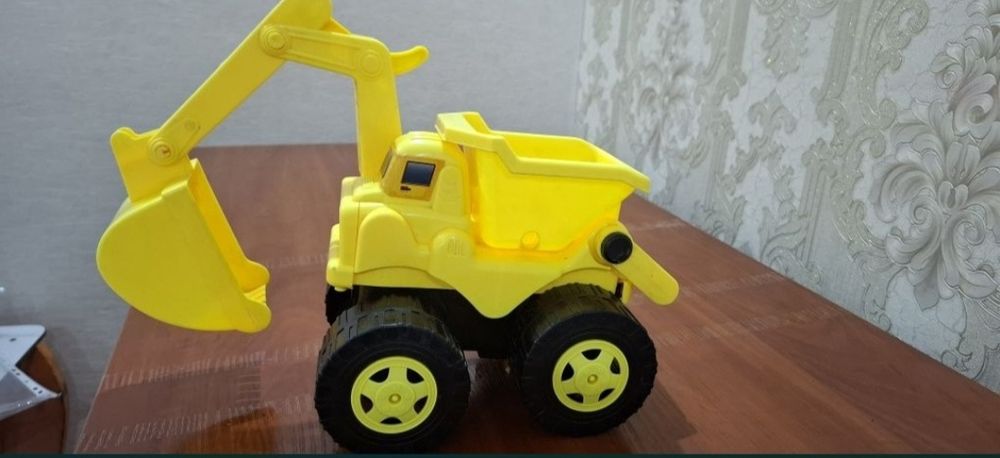 Фирменная игрушка эксковатор
