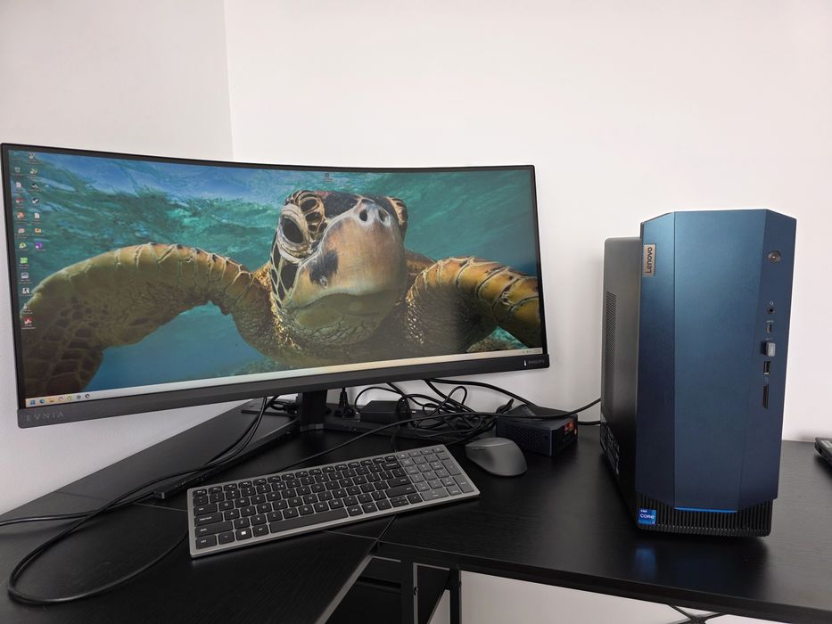 8 nuclee 16 threads I7-11700X 4.90 GHz, 16GB, SSD 512 GB, Rx 5500XT 8G