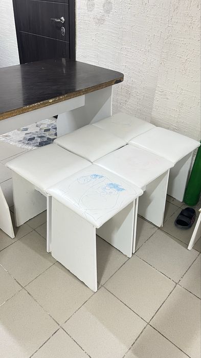 Стол отырғыштарымен