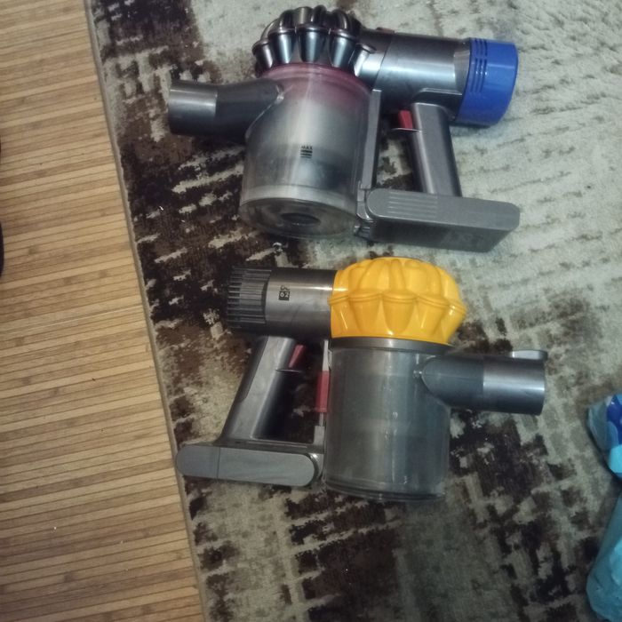 Doua aspiratoare Dyson pentru piese