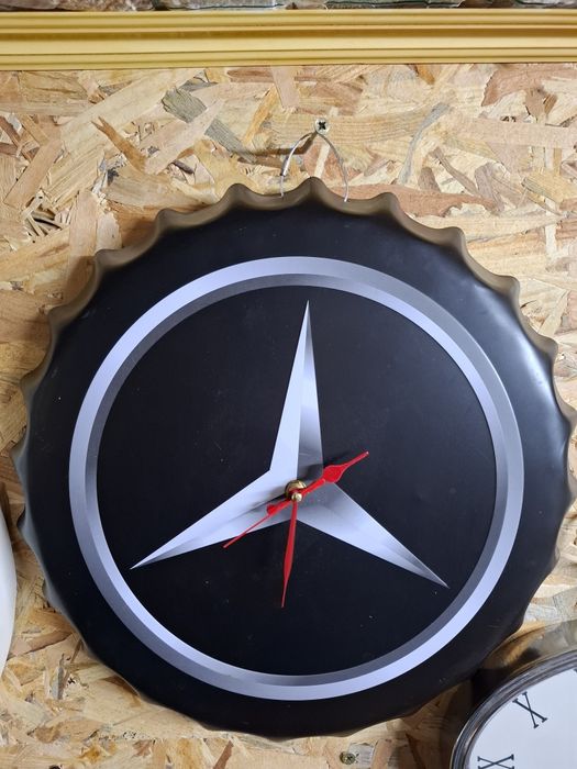 Метална табела часовник