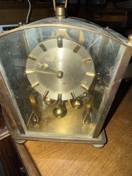 Ceas fir torsiune, vechi. Trebuie servisat.