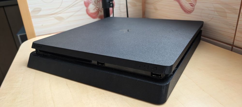 Consola PS4 Slim 1TB (Modabil) + 2 Controllere - Functional 10/10