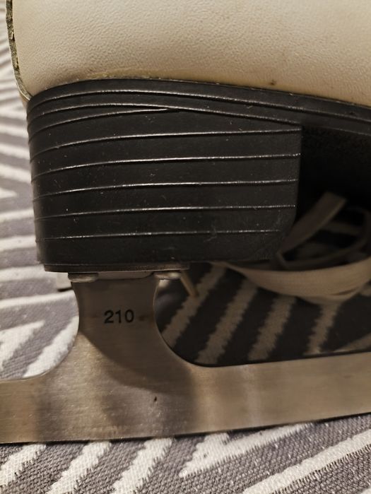 Продам коньки фигурные