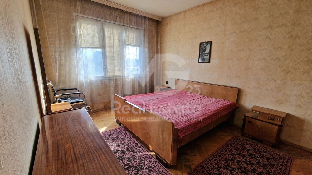 Тристаен с четири отделни помещения до Общината в Кючук Париж!