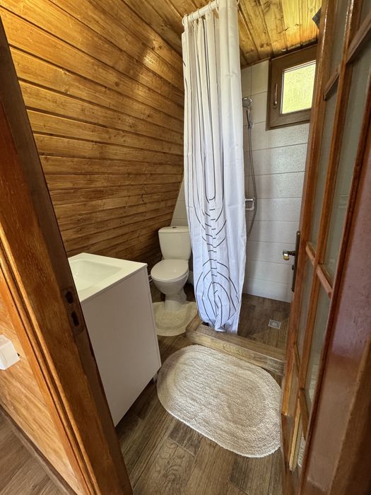 Proprietate turistică completă de vânzare în Cicănești, Argeș – 2 căsuțe funcționale, 2.356 mp teren intravilan, energie verde și peisaj de vis