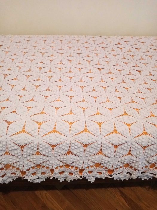 Вълнен губер и ръчно плетена покривка за легло.