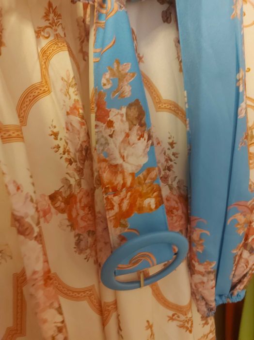 Рокля с колан . .