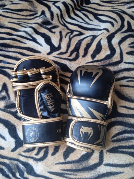 перчатки.      за 5тысяч тенге