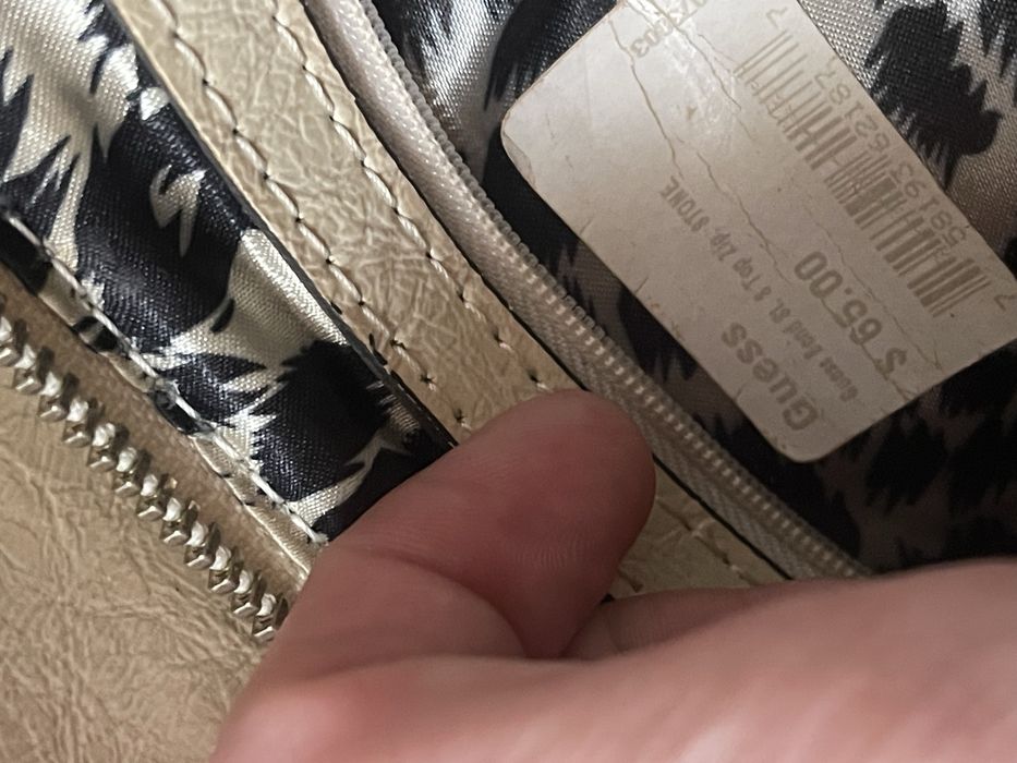 Mini geanta de mana Guess crem cu detalii aurii stare foarte buna