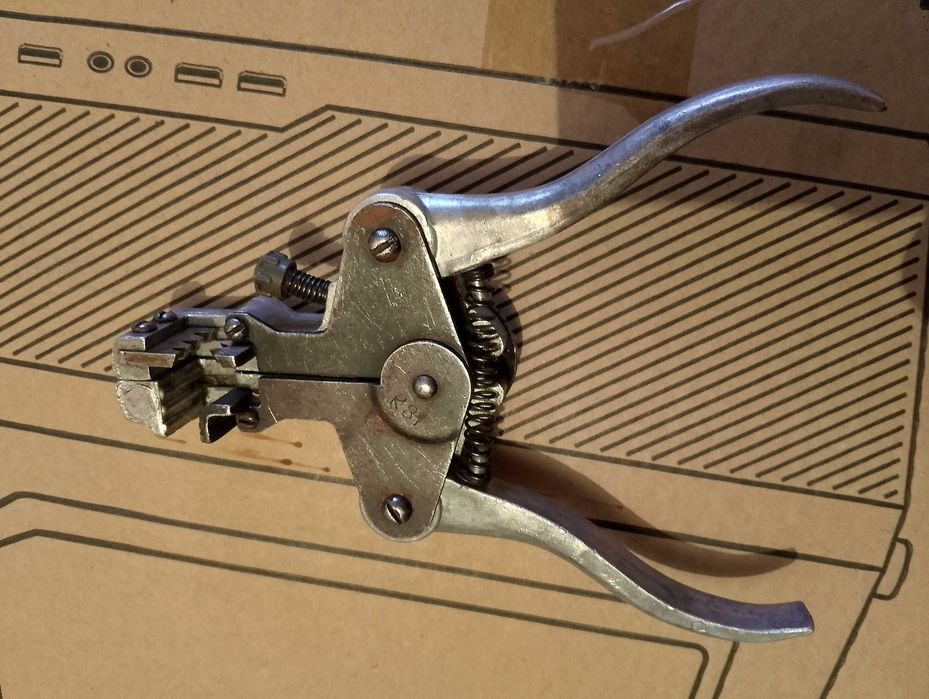 Съемник изоляции с проводов.