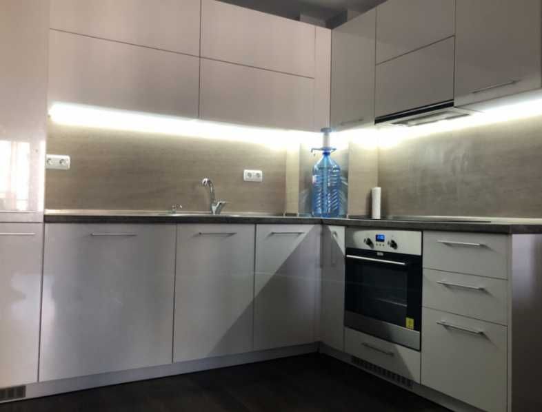 Дава се под наем Четиристаен апартамент в Пловдив, Младежки Хълм - 98 кв.м за 510 € - Снимка #2