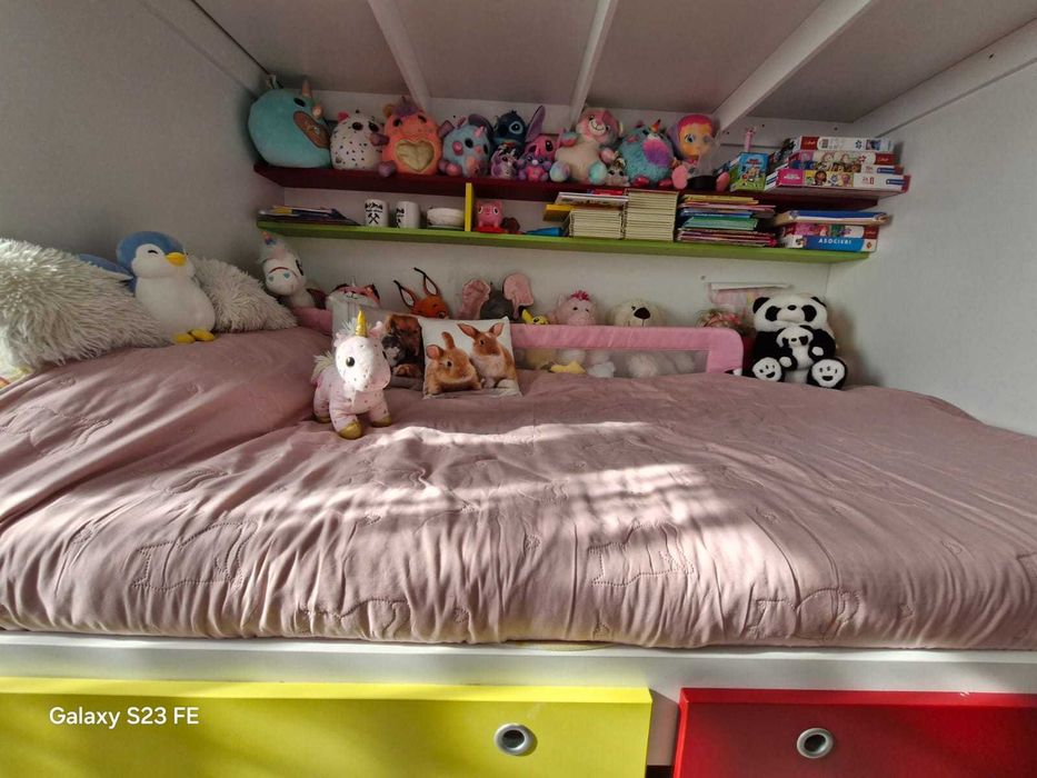 Pat  copii supraetajat