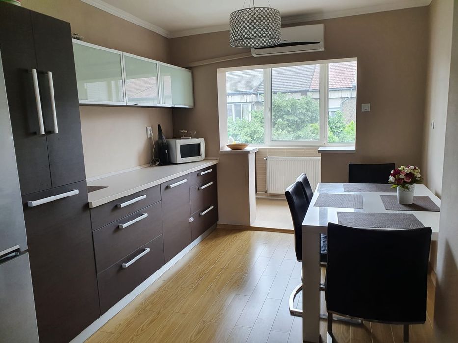 Închiriez apartament 3 camere, tip PB, zona Decebal