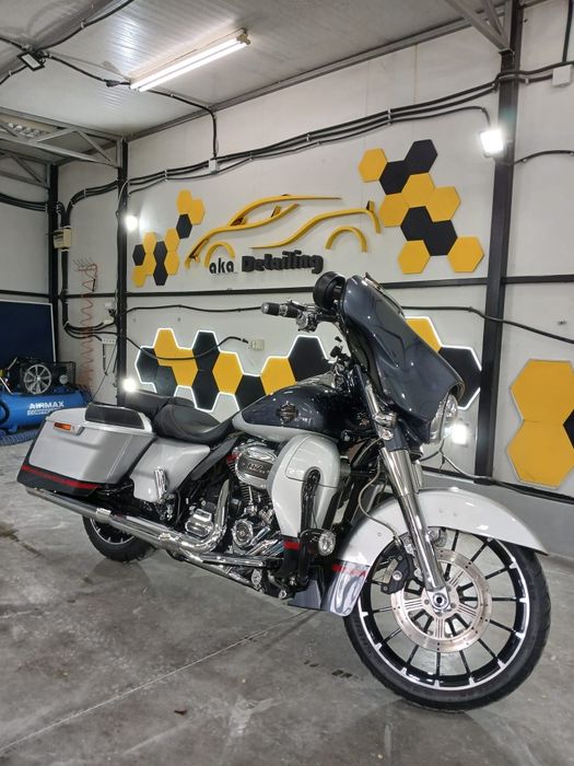 Motocicleta Harley Davidson Street Glide CVO 117