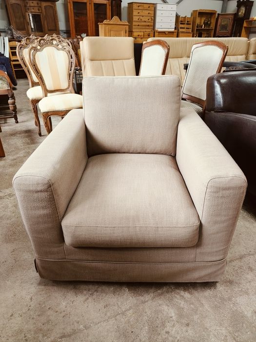 Удобно кресло в свеж бежов цвят със сваляеми калъфи