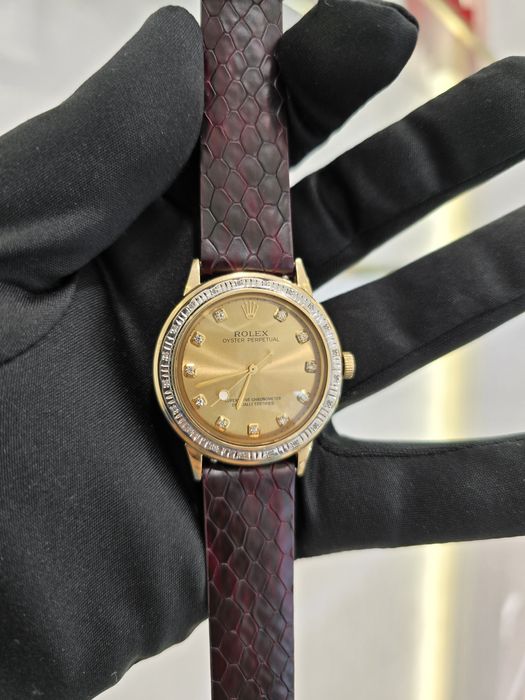 Продам золотые Ролексы с россыпью бриллиантов.