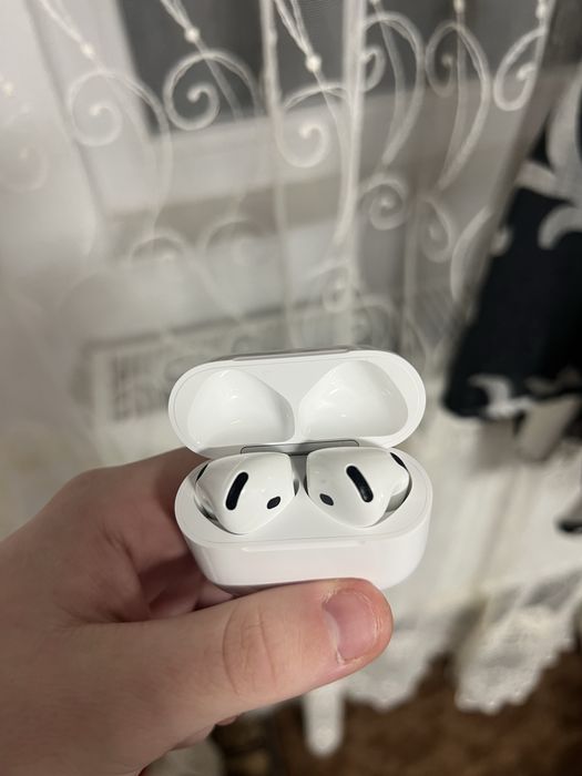 AirPods 4 cu Noise Cancelling