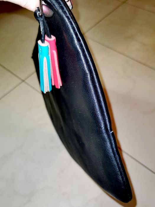 Чанта Zara Зара с апликации нашивки значки черна с цип без презрамка