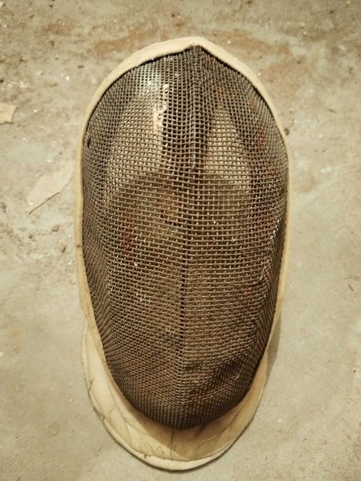 Старинна рапира, шпага, меч, сабя. Стара маска, шлем за фехтовка