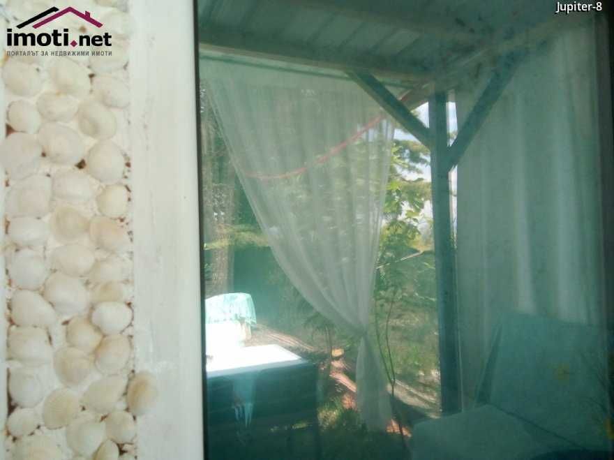 Дава под наем  озаведено бунгало до брега в Карияни-2500 евро/годишно.