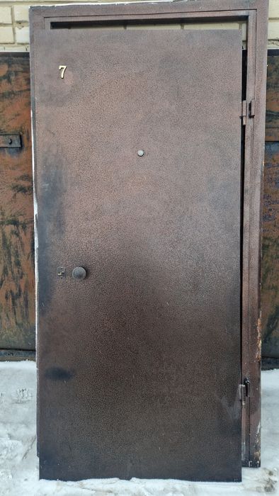 Продам железную дверь
