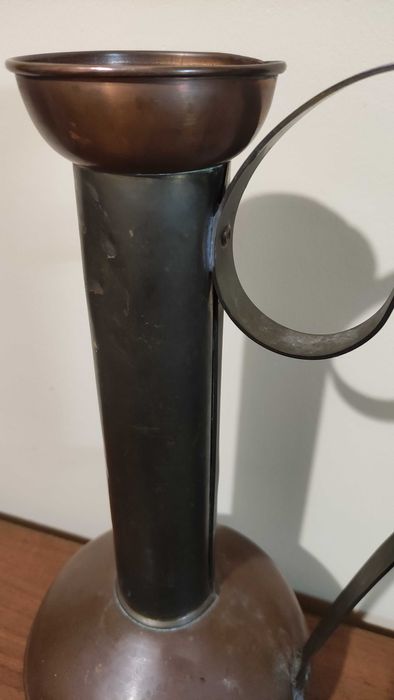 Голяма стара ваза/кана с извита дръжка