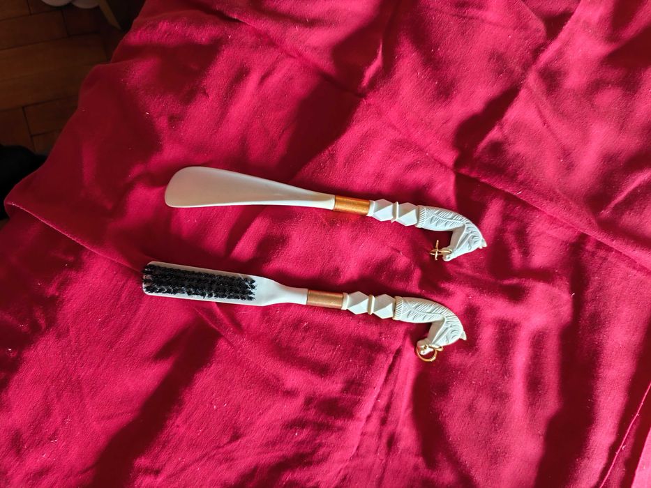 Продавам комплект четка за дрехи и обувалка