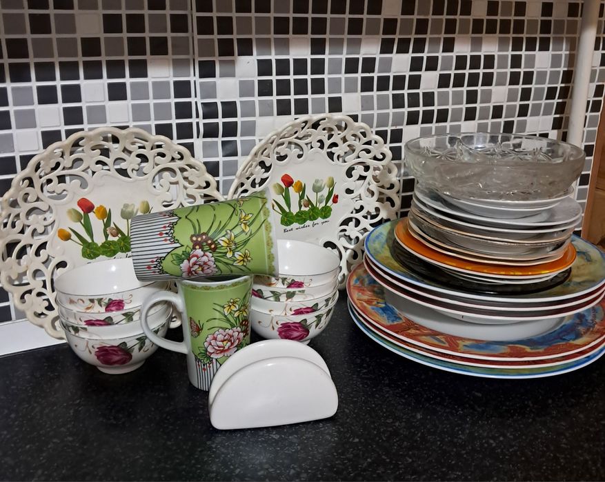 Тарелки и разная посуда
