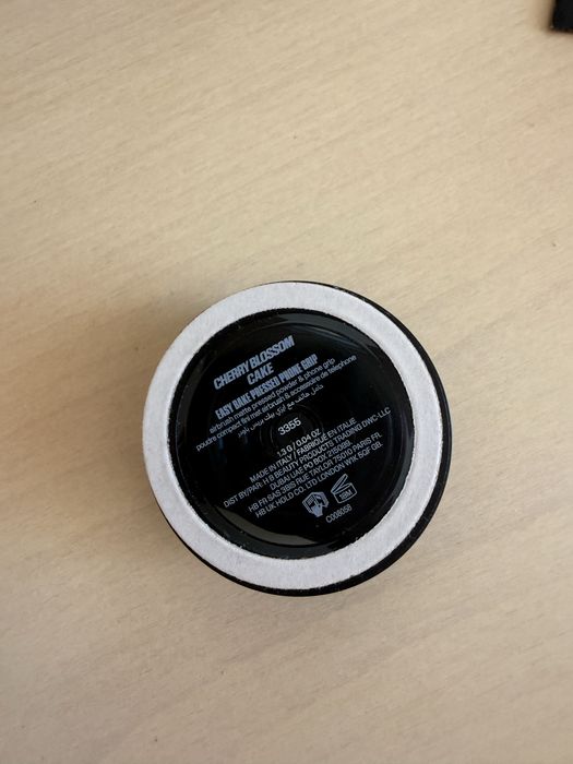 Huda Beauty пудра за телефон
