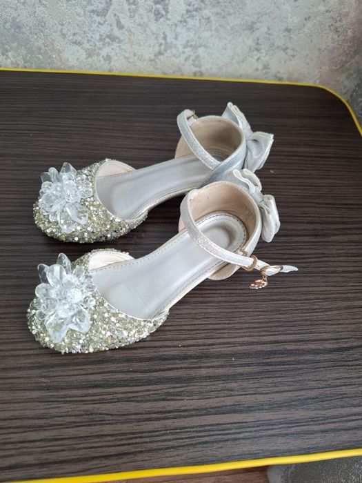 Продам туфельки на каблучке