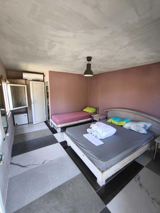 Имот + 3 къщи в село ВАРВАРА