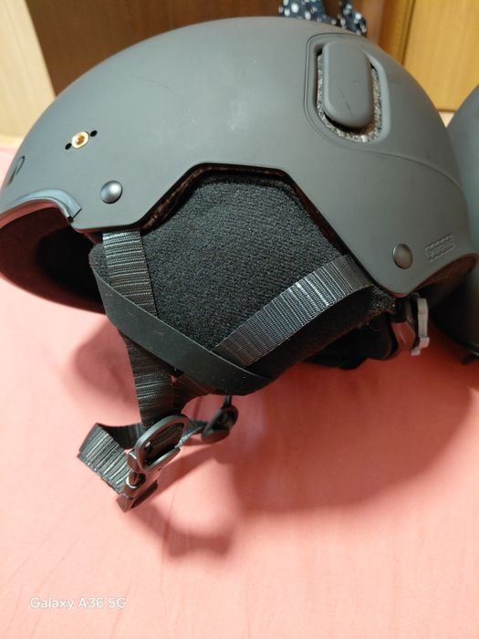 Каски за ски нови.