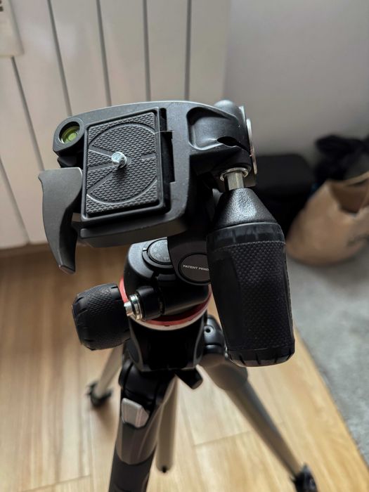 Продавам статив Manfrotto в перфектно състояние.