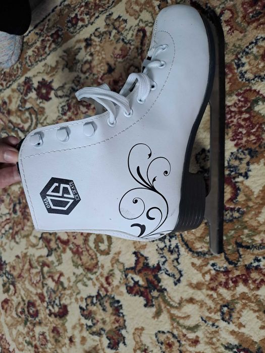 Продам новые фигурные коньки