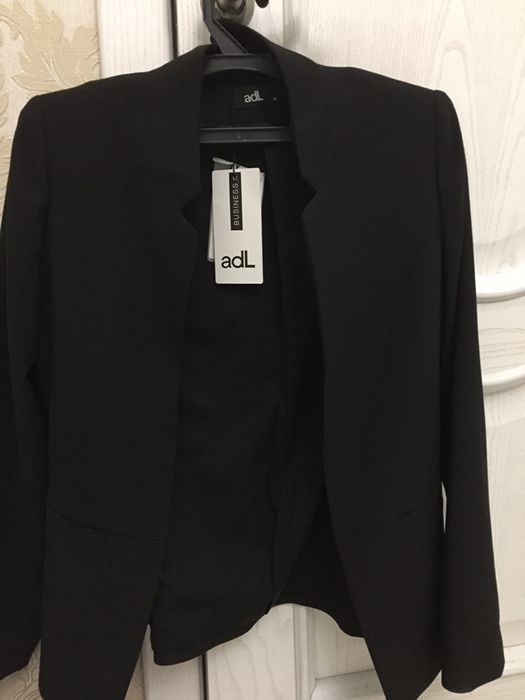 Продаю пиджак женский брендadL