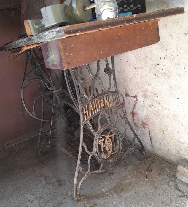 Стара крачна шевна машина