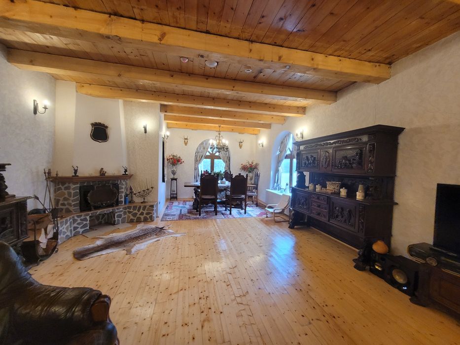 Vând super cabană intravilan cu curte de 3.000 mp, locație superbă pe Valea Avrigului, jud.Sibiu. Bretele acces  autostradă Sibiu-Făgăraș la 10 km