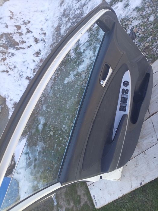 Продам дверь на Хюндай акцент