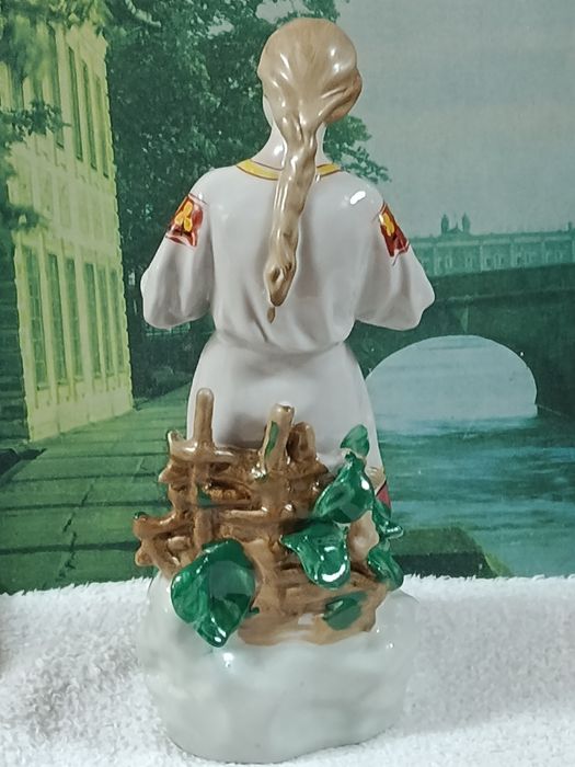 Статуэтка,,Гадание на ромашке,