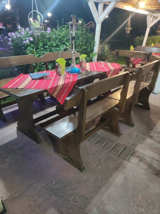 Продавам дървени маси с пейки-четворки и шестици.