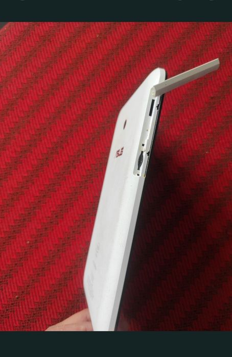 Tabletă ASUS, cu slot pentru Micro SD card și slot pentru SIM. Nu a mai fost folosită de mult timp, nu pornește, cine se pricepe o face funcționala