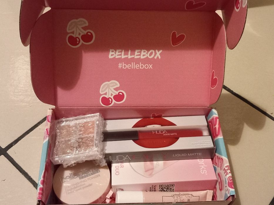 Чисто нови козметични комплекти