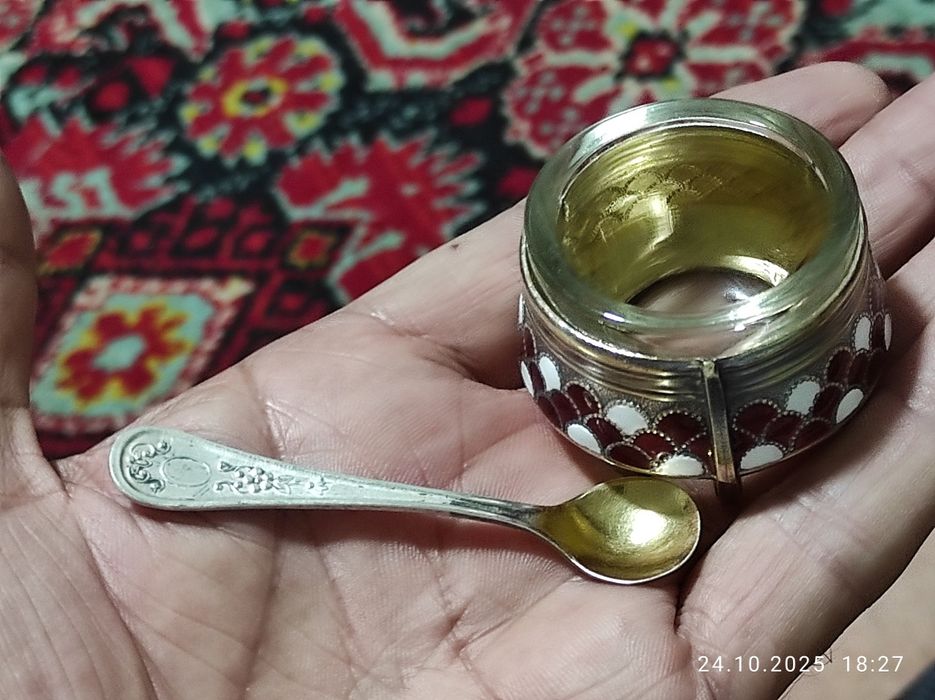 Солонка с декором в виде чешуи