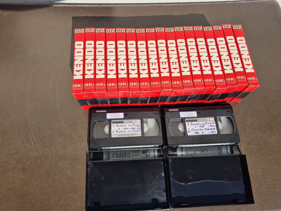 Vând 20 casete video VHS originale Kendo  de 180 minute colectie de filme ,diferite genuri ( actiune,sf,drama,triler,western)

- Lot 12 casete video V