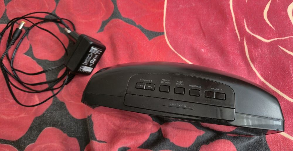 Ceas de birou Philips, cu radio si alarme, pe baterii si adaptor priză