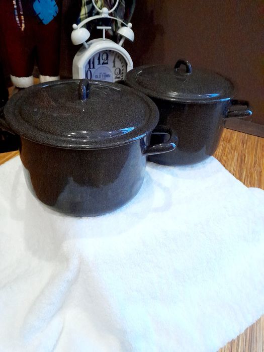 Две емайлирани тенджери, две нови кухненски дьски орех